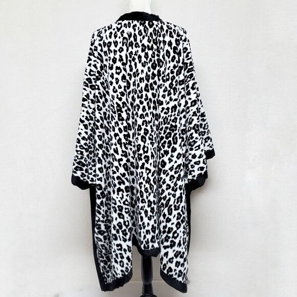 BLACK White Leopard Print Faux Fur Crystal Embellished Button Cape Poncho OSFA - Picture 9 of 12